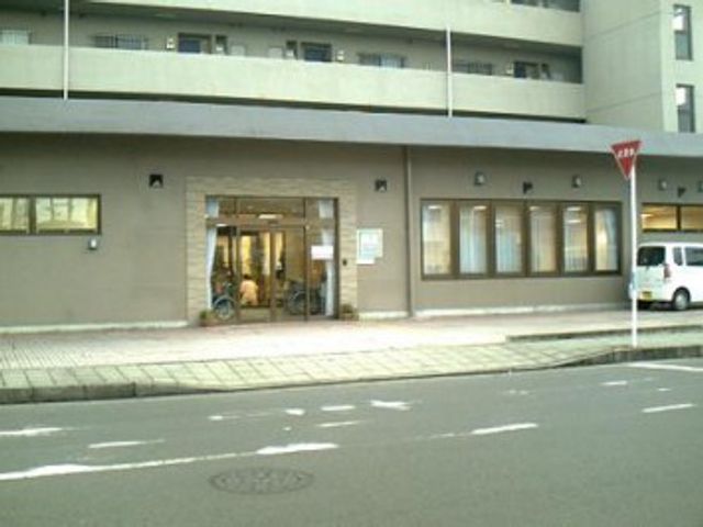 明るい入口の外観