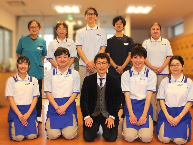 笑顔のスタッフが集う集合写真 スタッフイメージ スタッフが笑顔で並び、和やかな雰囲気を感じさせる環境です。皆で協力して働く姿勢が伝わってきます。