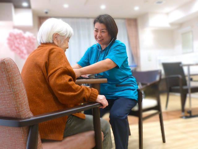 温かい交流のラウンジ ラウンジ 温かい雰囲気の中で、利用者との親しみある対話が行われています。明るく広々とした空間が魅力です。