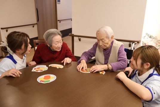 談笑する人々の室内
