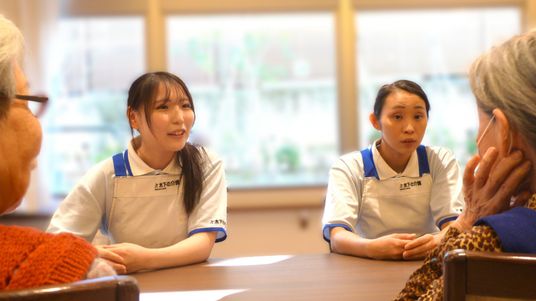 利用者と話すスタッフ