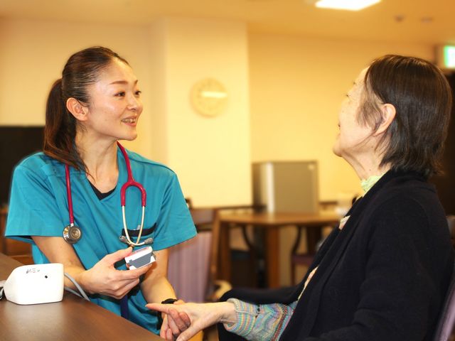 和やかな交流の場 休憩室 和やかな雰囲気の中、スタッフが利用者と親身に接しています。温かい交流の場が広がっています。