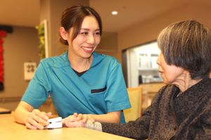 笑顔のスタッフと利用者が交流する様子