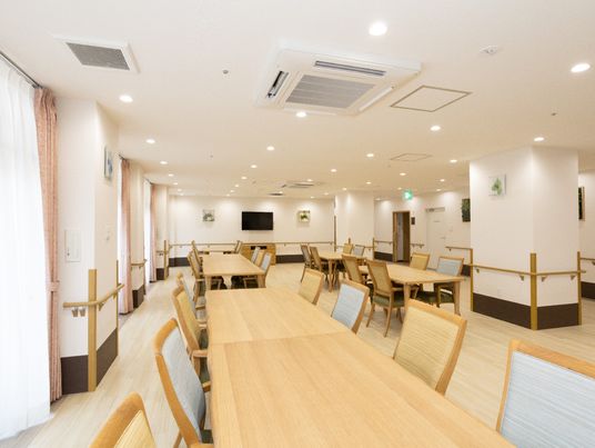 広々とした食堂空間