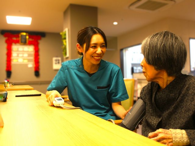スタッフの様子 スタッフイメージ スタッフが入居者の方を優しくケアしています。笑顔のやり取りが心地よい雰囲気を作り出しています。