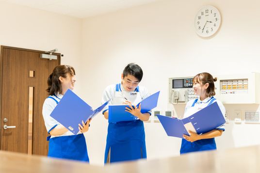 スタッフの打ち合わせ、内観