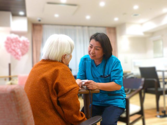 談笑する朗らかな女性たち スタッフイメージ 明るい空間で、笑顔を交わしながら利用者とコミュニケーションを楽しめます。
