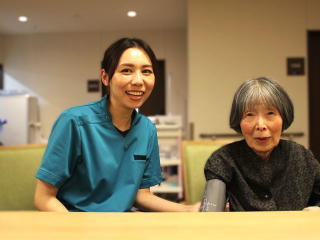スタッフイメージ スタッフイメージ 介護職員が利用者と親しげに交流している様子です。暖かい雰囲気が感じられます。