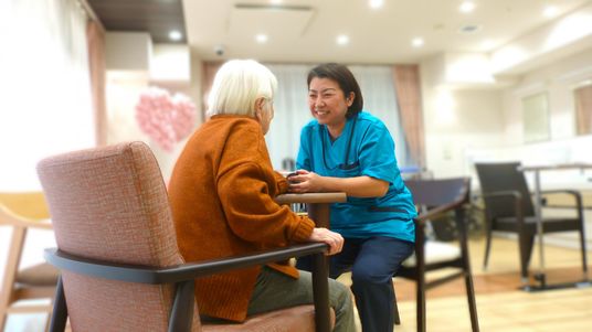 笑顔のスタッフと利用者が話す空間