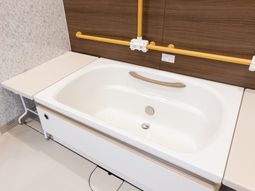 バリアフリー設計の浴室