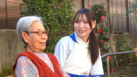 会話する様子の庭