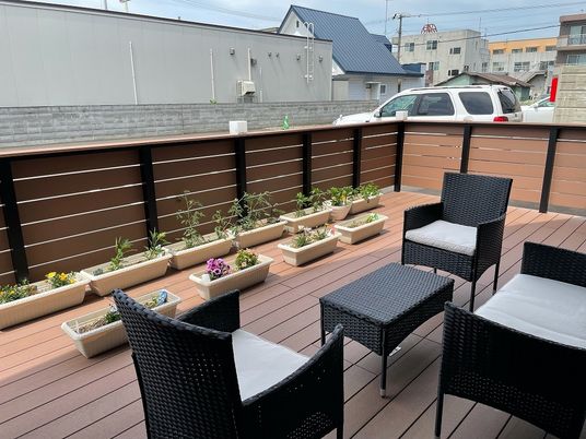 植物が並ぶくつろぎテラス