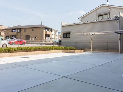 広々とした明るい中庭