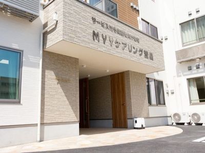 明るいエントランスの外観