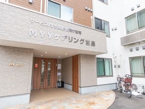 明るいエントランスの外観