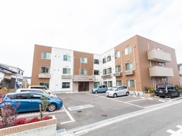 明るい外観の施設全体