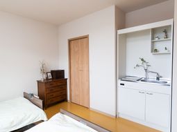 明るい居室の様子