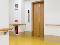 清潔な廊下とエレベーター