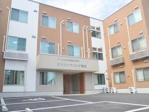 駐車場付きの建物外観