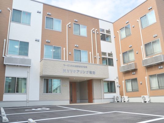 駐車場付きの建物外観