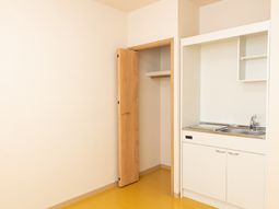 居室のキッチンとクローゼット
