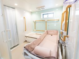 バリアフリー設計の浴室