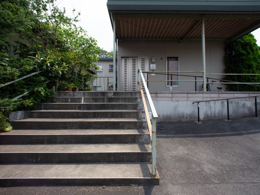 広い階段のあるエントランス