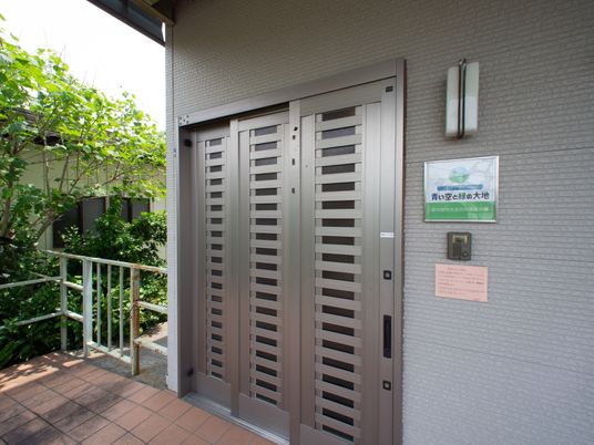 施設の入り口のドア