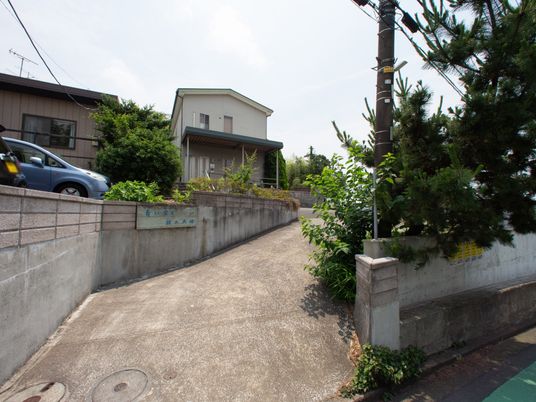 入口と緑の外観