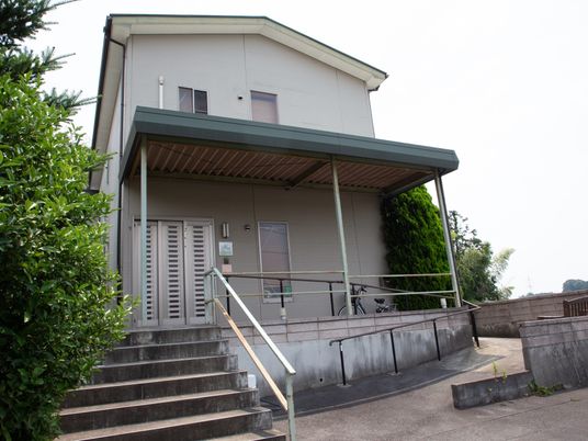 階段のある建物外観
