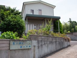 緑豊かな施設外観