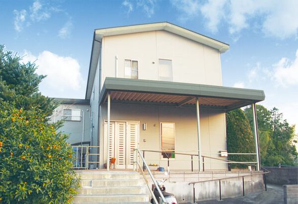 階段付きの建物の外観