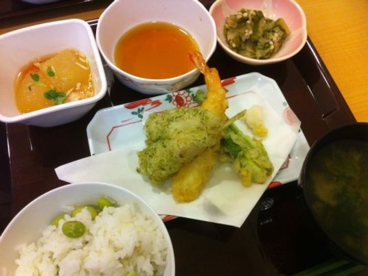 和食の彩り豊かな食事セット
