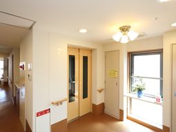 廊下と部屋の扉がある風景