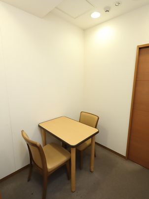 シンプルな居室の机椅子