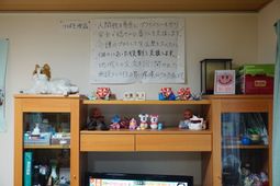ぬいぐるみと掲示物の棚