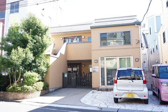 明るい外観の建物エントランス