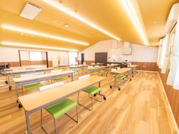 照明の明るい食堂空間