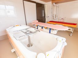 明るい浴室設備