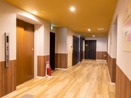 温かみのある廊下の風景