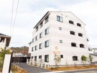 白い建物の外観
