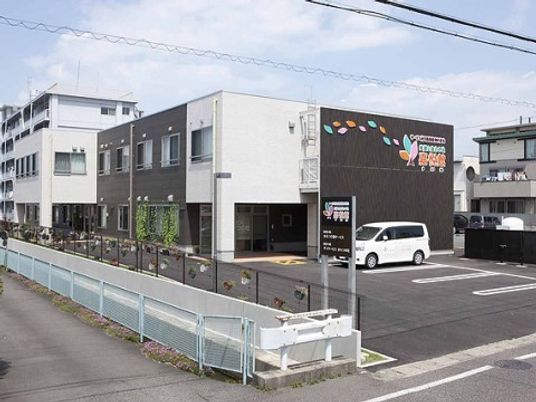 施設の明るい外観
