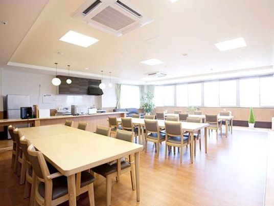 広々とした明るい食堂