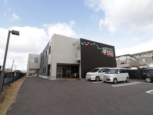 現代的な外観の建物