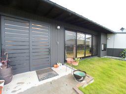 モダンな施設のエントランス