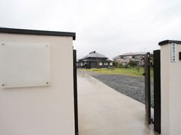 庭付きの建物入口