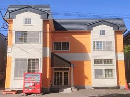 オレンジ色の外壁の建物