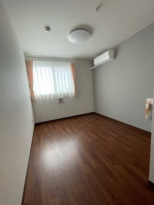 シンプルな空間の洋室