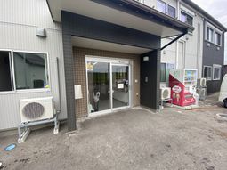 施設のエントランス外観