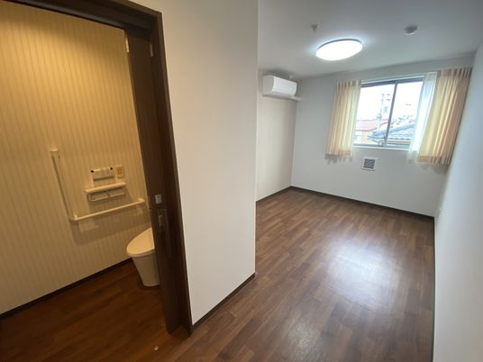 洋室とトイレの明るい空間